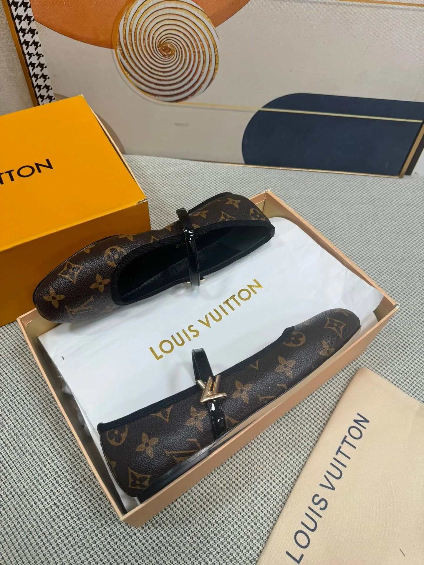 👟👟Ex-factory price 520🎃🎃 New LV shoes. Made of bleached Monogram denim canvas, these Helios sandals are eye-catching with natural leather trims. The model features refined gold details, such as the elegant rivets inspired by historic Louis Vuitton trunks and the buckle that adorns the ankle strap.  ♺Material: Denim ➕Cow leather ♺ Lining: Full sheepskin for foot pads ♺ Outsole: Genuine leather sole ♺Heel height 1.0cm ♺ Shoe size: 35-39 (34.40 41.42 customized, non-refundable)